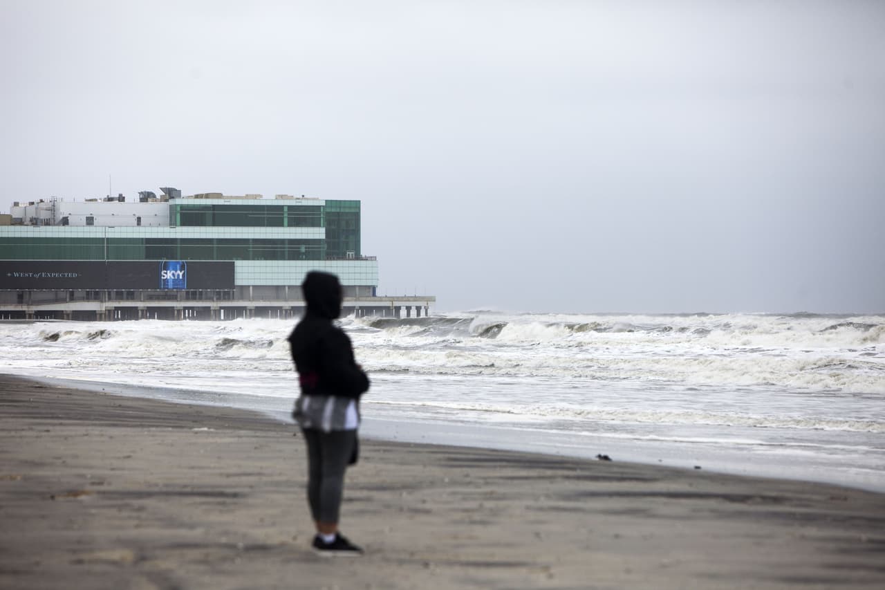 A pesar de que se descartó la llegada del huracán Joaquín a territorio estadounidense, zonas como Long Island siguen bajo alerta de inundaciones. Y es que las fuertes lluvias y viento no han cesado durante el fin de semana.