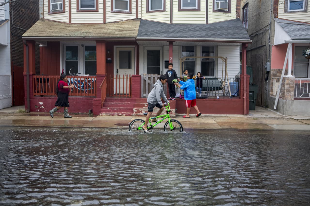 A pesar de que se descartó la llegada del huracán Joaquín a territorio estadounidense, zonas como Long Island siguen bajo alerta de inundaciones. Y es que las fuertes lluvias y viento no han cesado durante el fin de semana.