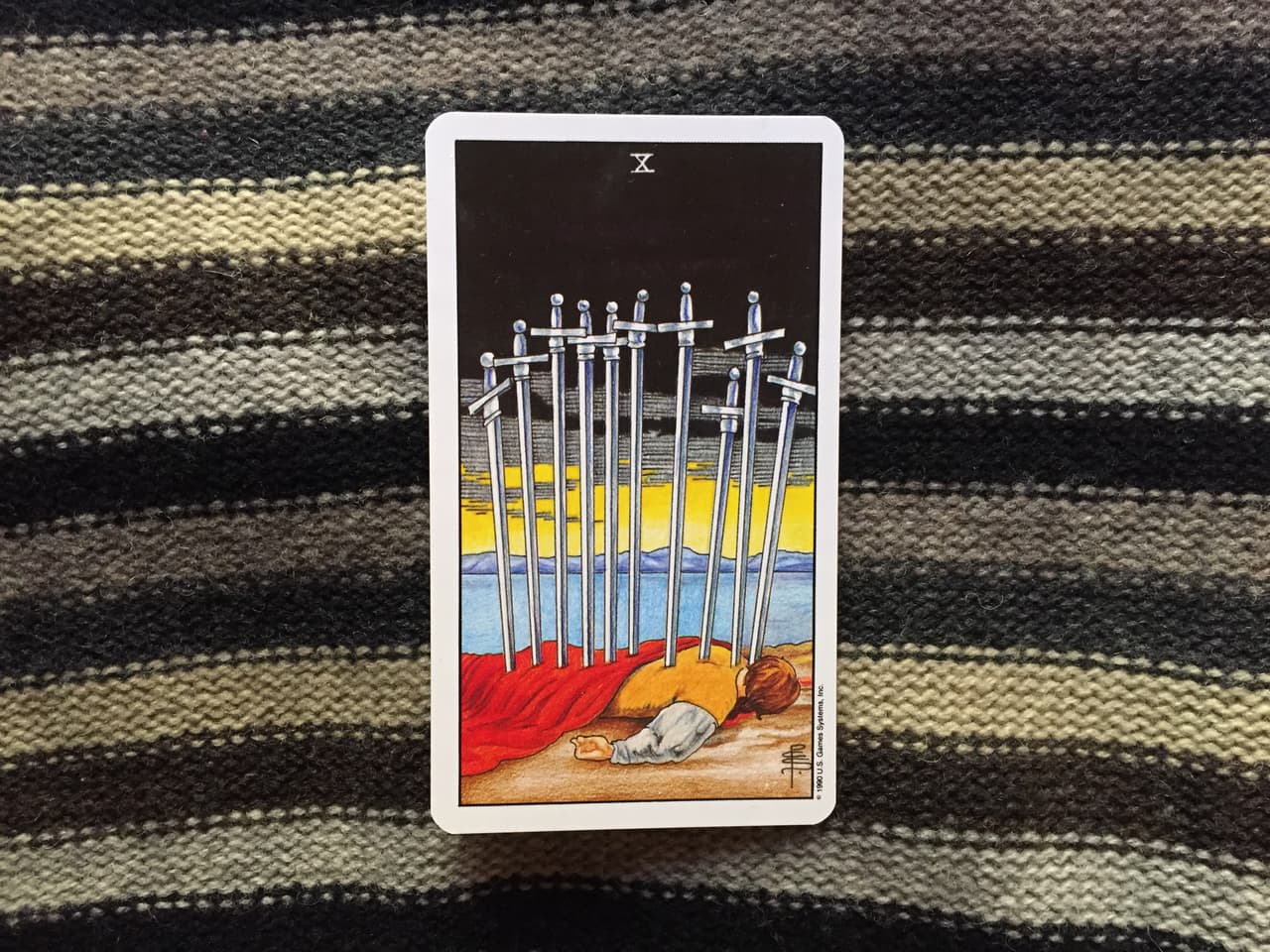 Generalmente simboliza un fracaso en algo o un desastre repentino e inesperado, por el que un poder más allá de nuestro control nos aplasta y derriba sin aviso ni misericordia. Nos dejará heridos ya sea a nivel físico o espiritual en algún campo.