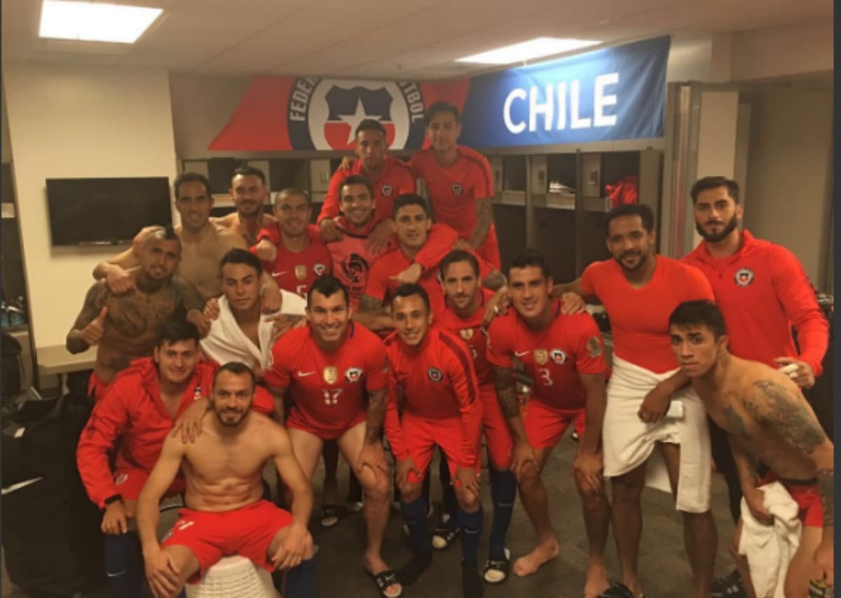Jugadores de México usan las redes sociales para disculparse y los de Chile para celebrar