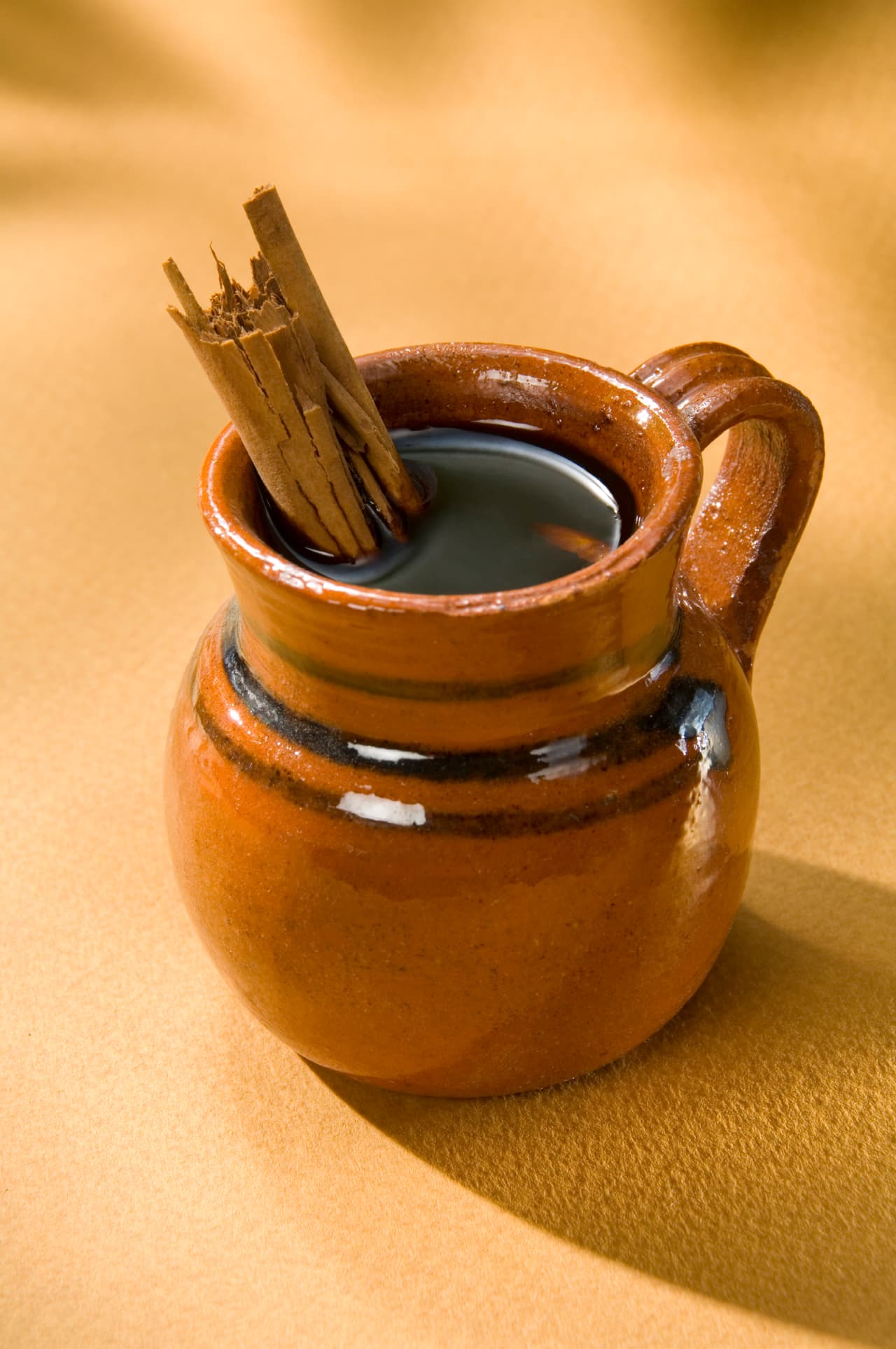 Café de Olla. Es la bebida mexicana por excelencia y perfecta para celebrar el día de muertos. La receta es muy fácil, solo hierve en agua un poco de piloncillo y canela, y al final agrega el café molido revolviéndolo muy bien. Antes de servir puedes colarlo si prefieres.