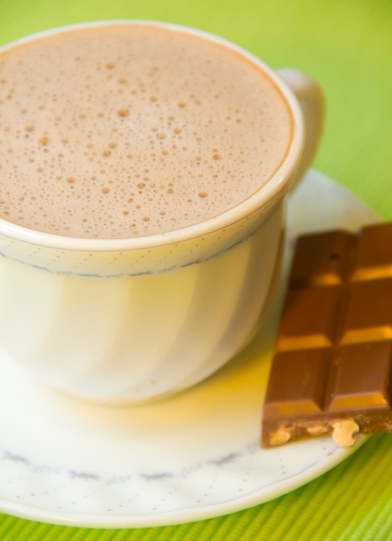 Chocolate: La palabra se deriva del náhuatl. Antes de la llegada de los españoles, el cacao se utilizaba para elaborar una bebida con agua que tenía un sabor agrio. Se empleaba además como moneda. Hoy el chocolate caliente es una de las bebidas más típicas y deliciosas para disfrutar el día de muertos.