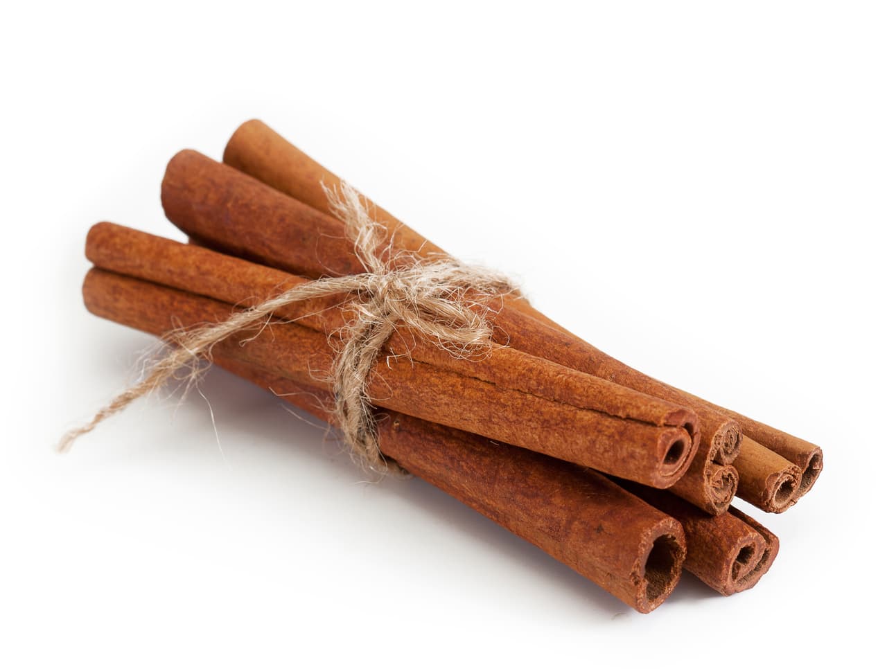 Este ingrediente abunda mucho en la cocina mexicana pero si optas por esta opción procura no excederte en las cantidades, ya que para muchos paladares no es agradable el sabor picosito de la canela.