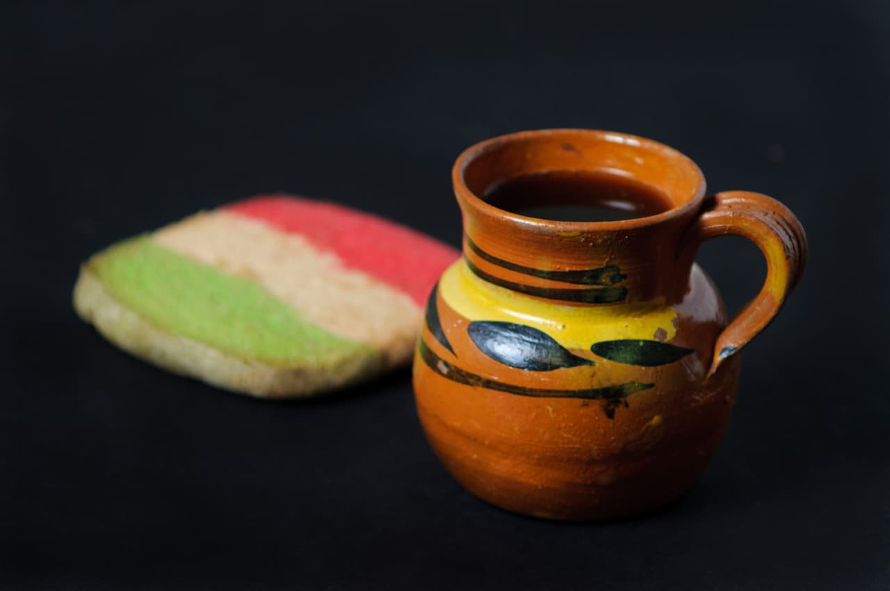 Agrégale ‘piquete’. En México se le llama así al licor que le añades a tu bebida caliente. Puede ser el de tu preferencia, pero existen unos licores de café muy ricos que van perfecto. También hay quién le agrega tequila o hasta un poco de brandy.