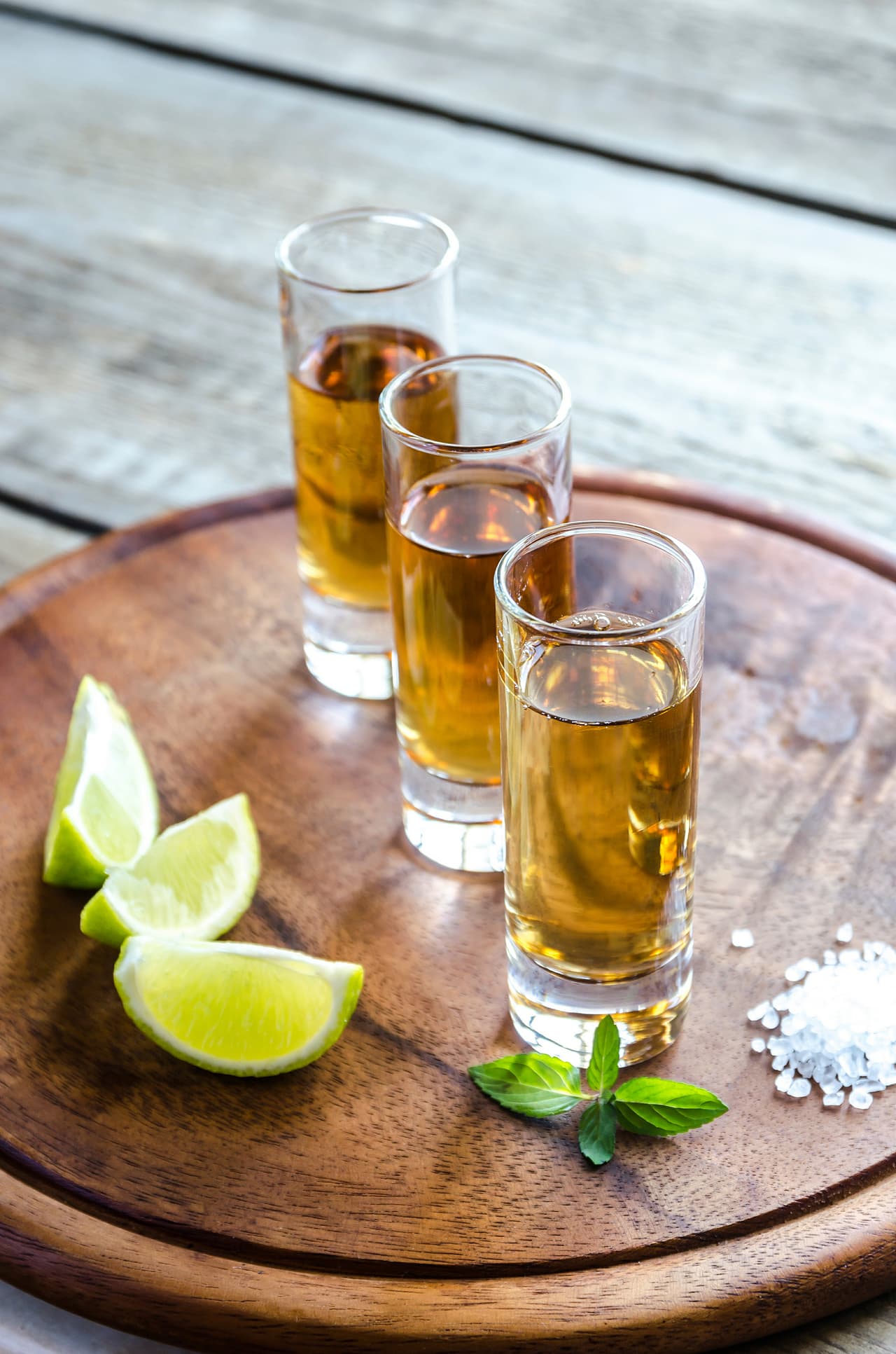 El tequila es licor más representativa de México y nadie se puede resistir a un caballito de esta bebida alcohólica. Puedes acompañarlo con Limón y sal.