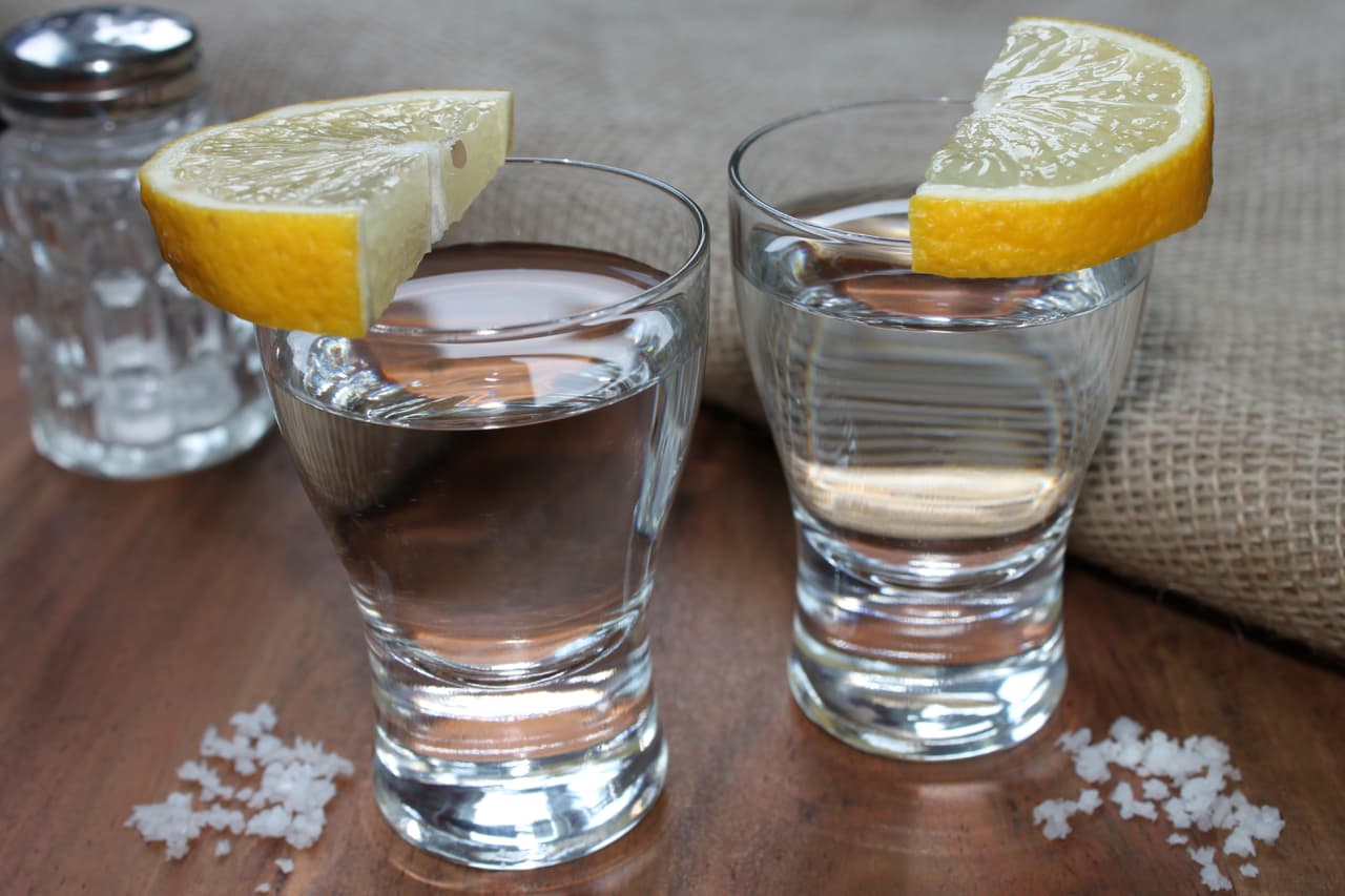 Si tomas una bebida con droga adulterada, puedes presentar síntomas como mareos, sueño, dificultad para moverse y hablar, dolor de estómago o distorsión visual, de acuerdo con el National Institute on Brug Abuse.