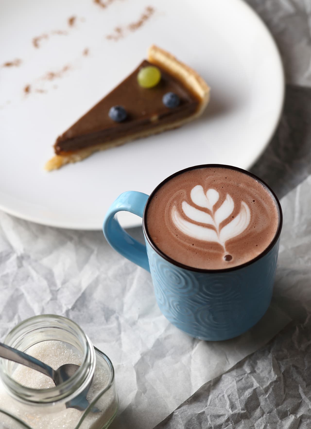 El realidad es muy fácil de preparar, solo tienes que cocinar las tablillas de chocolate con leche a fuego lento hasta que se mezcle. No olvides dejar que espume, ya que este es el toque perfecto de la bebida.