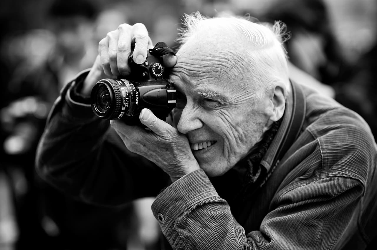 <b>Bill Cunningham (85 años).</b> Fotógrafo de moda del diario 
<i>The New York Times.</i> Se especializó en el registro de la vestimenta de los neoyorquinos en las calles de la ciudad. Su trabajo se dio a conocer mundialmente con el documental ‘Bill Cunninham New York', publicado en 2010. Murió el 25 de junio de 2016.