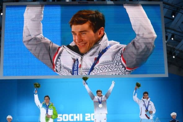 Peter Prevc, de Eslovenia (en la pantalla) fue el ganador de la medalla de oro en salto de esquí.