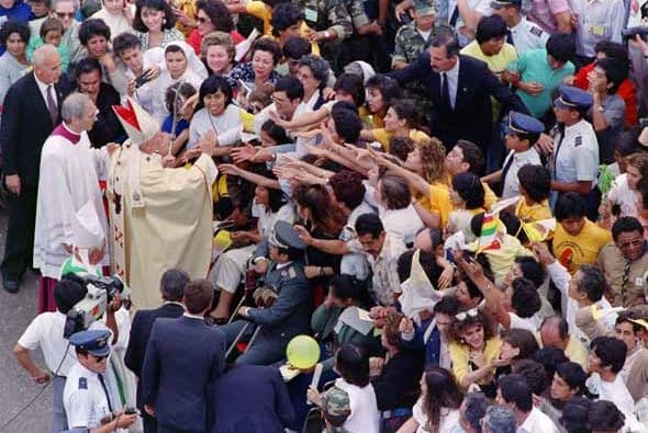 Multitudinarias delegaciones esperaban por el Sumo Pontifice durante sus giras evangelizadoras por latinoamérica.