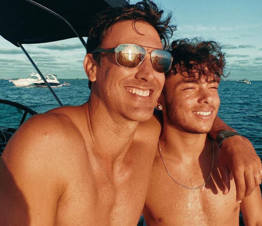 El chico tuvo que irse a casa de su padre, Christian Carabias, mientras su madre, su esposo y su media hermana salen adelante. 
<br>