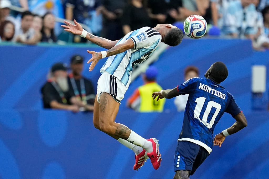 Facundo Medina, de Argentina, salta para ganarle el balón a Jamiro Monteiro, de Cabo Verde.