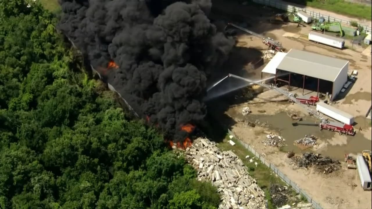 Incendio en planta de Houston, Texas, deja una enorme columna de humo