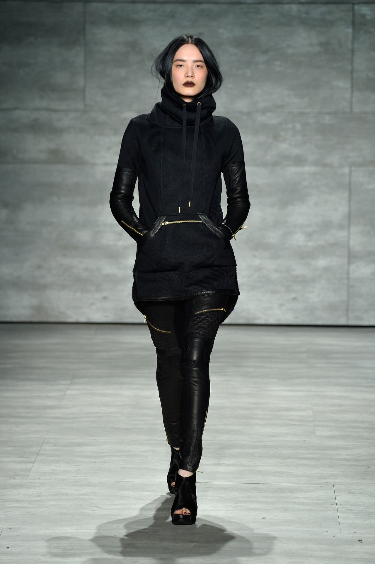 Otra opción es combinarla con un pantalón de cuero o un abrigo con piel. Lucirás sofisticada y elegante.