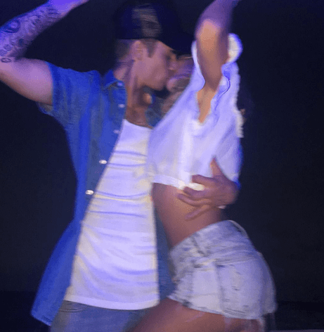 Ahh, pero Justin Bieber no se queda atrás y así nos sorprendió con este besototote que le pegó a Hailey.
