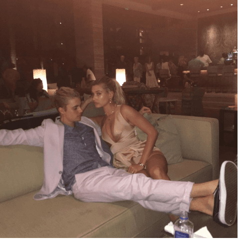 Justin parece que no le puede quitar los ojos de encima a su nueva conquista.