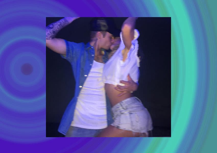 ¿Te acuerdas que fue con ella con la que se dio tremendo besote y de paso lo publicó en sus redes sociales?