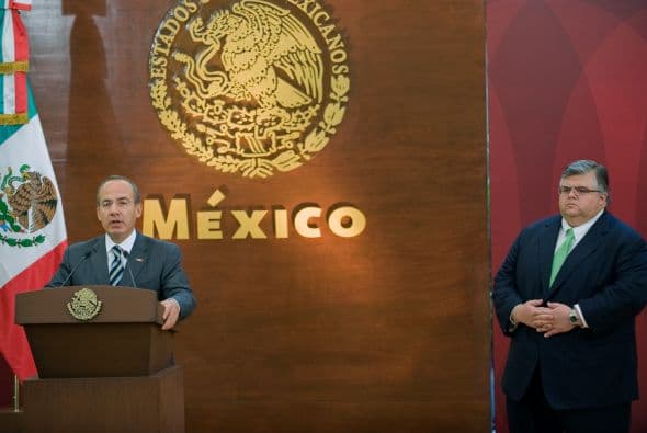 Ante la crisis que azotó Estados Unidos en 2009, el entonces secretario de Hacienda. Agustín Carstens dijo que México estaba blindado y sería solo "un catarrito" lo que provocaría en el país. Sin embargo la crisis afectó la economía de las mexicanos y las fuentes de empleo se vieron seriamente afectadas. Calderón fue criticado por los trabajos que se perdieron ya que su lema de campaña fue "el presidente del empleo".