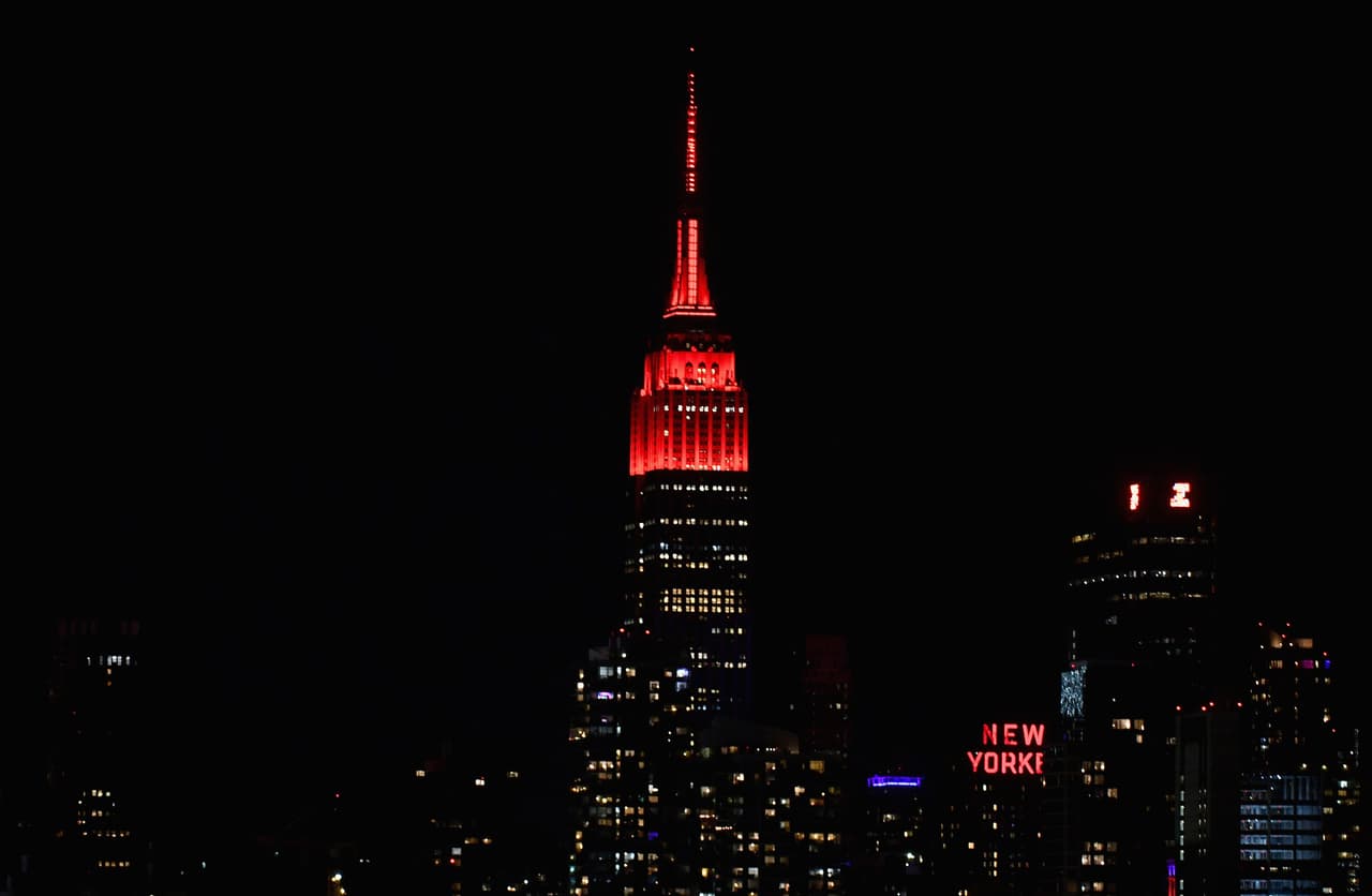 El edificio Empire State está iluminado en rojo en honor a la lucha de la ciudad de Nueva York contra el COVID-19 y los rescatistas.