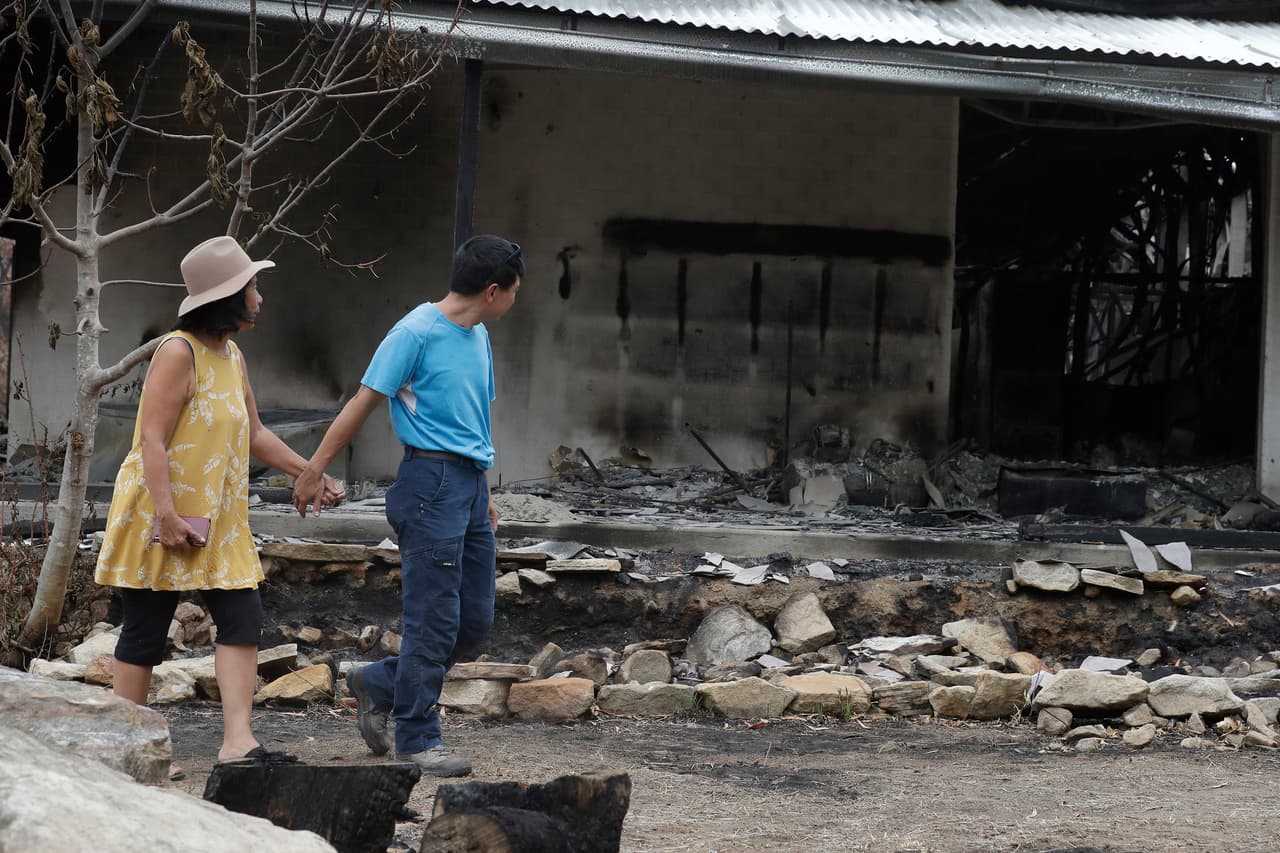Las altas temperaturas que se registran en Australia, las cuales rondan los 50 grados centígrados, han dificultado el trabajo de los elementos de bomberos, al igual que las ráfagas de vientos que alimentan las llamas.
<br>