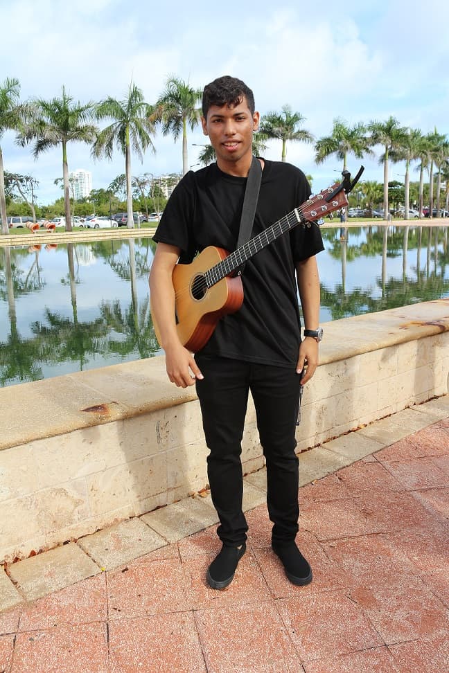 Estos chicos trajeron sus guitarras para las audiciones de La Banda en Puerto Rico.
