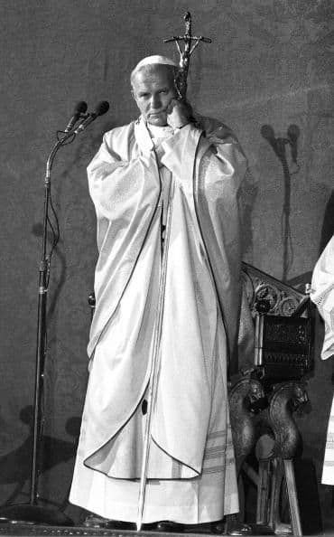 En Italia 130 salas proyectarán la misa de canonización, precisa la web de la revista mexicana Zócalo.