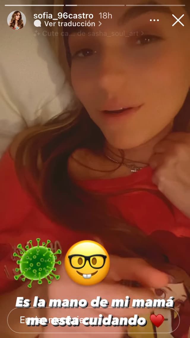 Quien está al cuidado de ella mientras supera los efectos de la vacuna es Angélica Rivera, según dijo en su publicación: "Es la mano de mi mamá, me está cuidando".