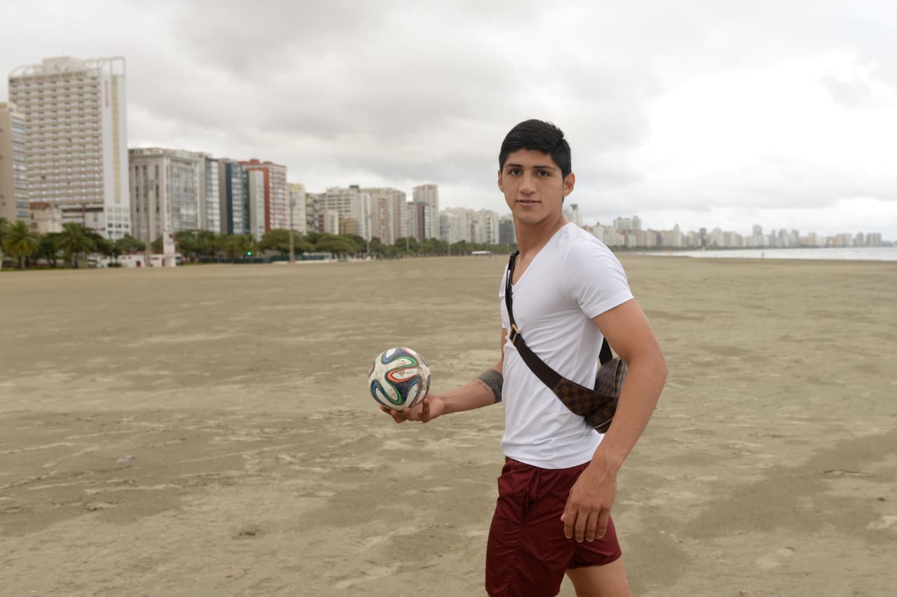 Alan Pulido viaja a Grecia para definir su futuro