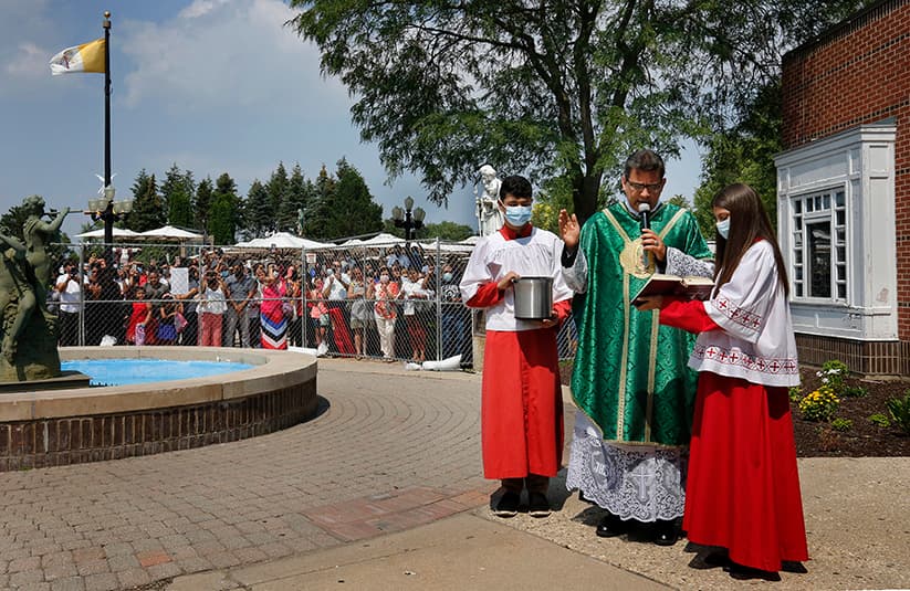 "La construcción de la nueva entrada refleja el crecimiento y la creciente popularidad del santuario en la vida de los fieles", dijo el padre Esquiel Sánchez en aquella ceremonia del pasado 1 de agosto.