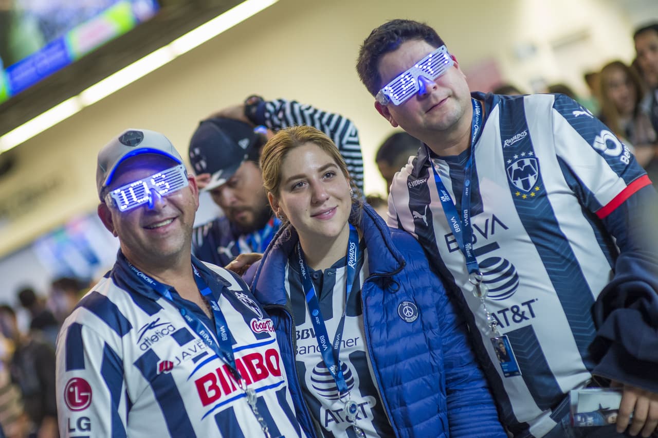 La afición de Monterrey llegó puntual a la cita.