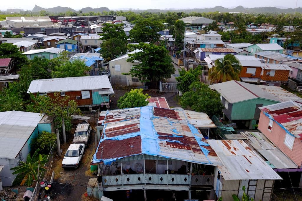 Un ejemplo de zonas donde las casas debieron ser resguardadas con toldos azules. Esta foto es del 18 de septiembre de 2019 en San Juan.