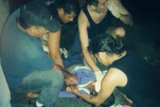 Geraldine Moreno en el momento en que es atendida. (Foto tomada de Twitter).