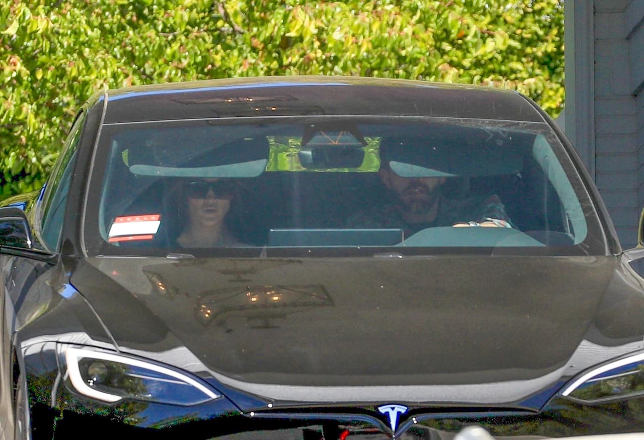 Así llegaron Ben Affleck y JLo a la mansión en la que quieren vivir juntos.