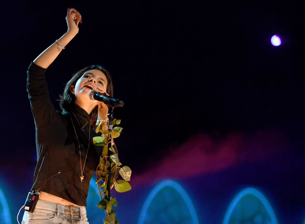 Su profesionalismo ha dado como resultado que el público reconozca su trabajo. Una de las presentaciones mexicanas más recordada de Ángela se registró durante la pasada entrega de los
<a href="https://www.univision.com/entretenimiento/angela-aguilar-volvio-a-honrar-sus-raices-mexicanas-con-su-vestuario-en-los-premios-grammy-fotos" target="_blank">premios Grammy,</a> en donde eligió usar un vestido chiapaneco.