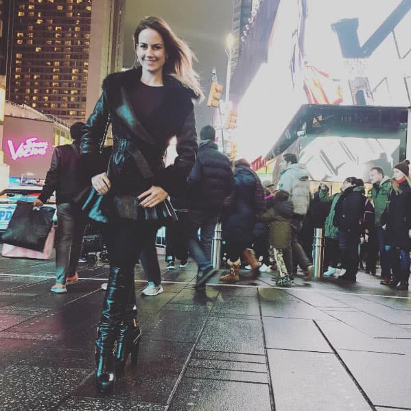 El color negro predomina en sus prendas y zapatos, aquí la vemos posando en las calles de Nueva York.