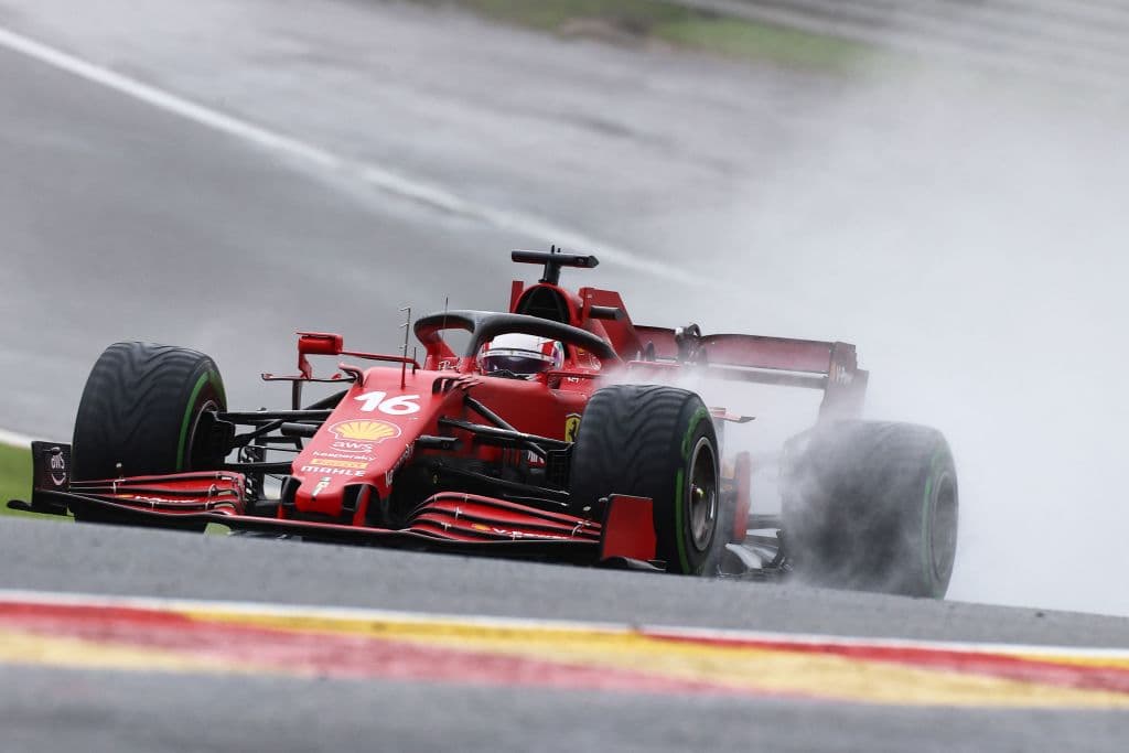 Max Verstappen aseguró la pole position con un tiempo de 1:59.765, sorpresivamente el piloto que consiguió el segundo mejor tiempo fue el británico George Russell con 2:00.086 y en la tercera plaza quedó el heptacampeón de la Fórmula 1, Lewis Hamilton, con un tiempo de 2:00.099.