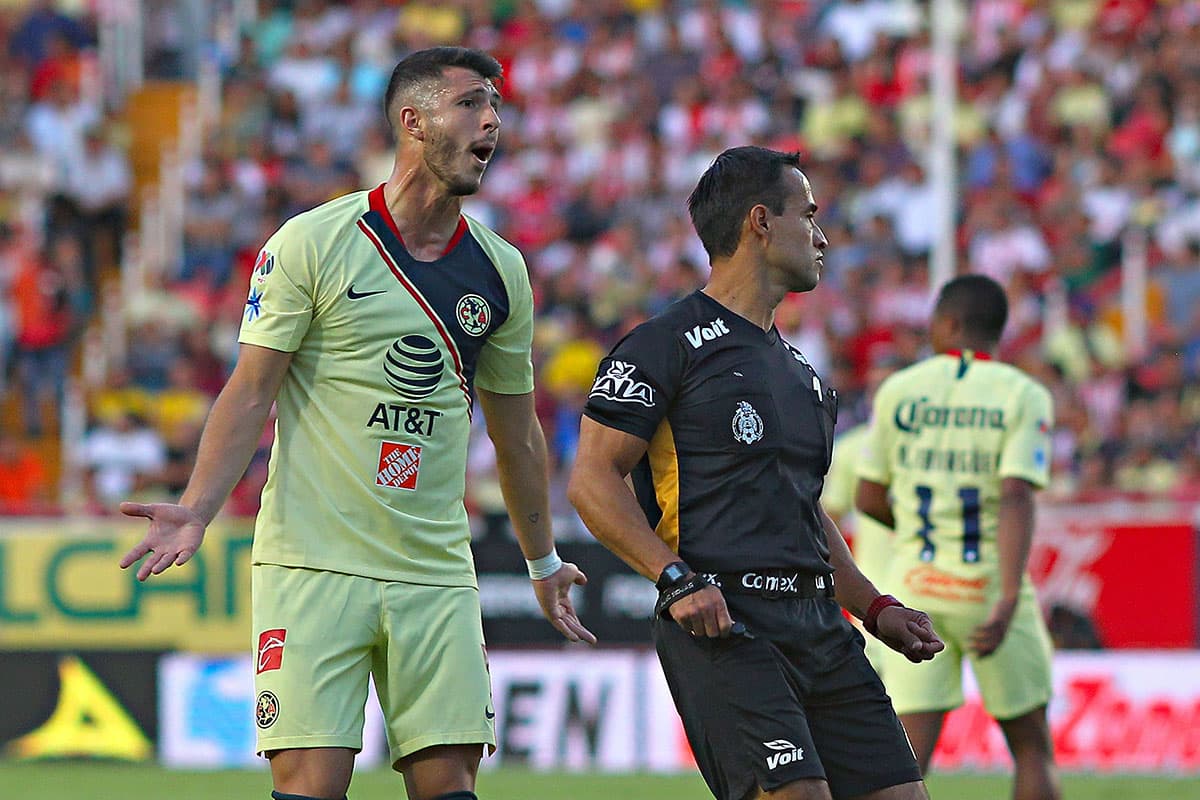 El mediocampista argentino del América, Guido Rodríguez, reclama una jugada a favor de su equipo.
