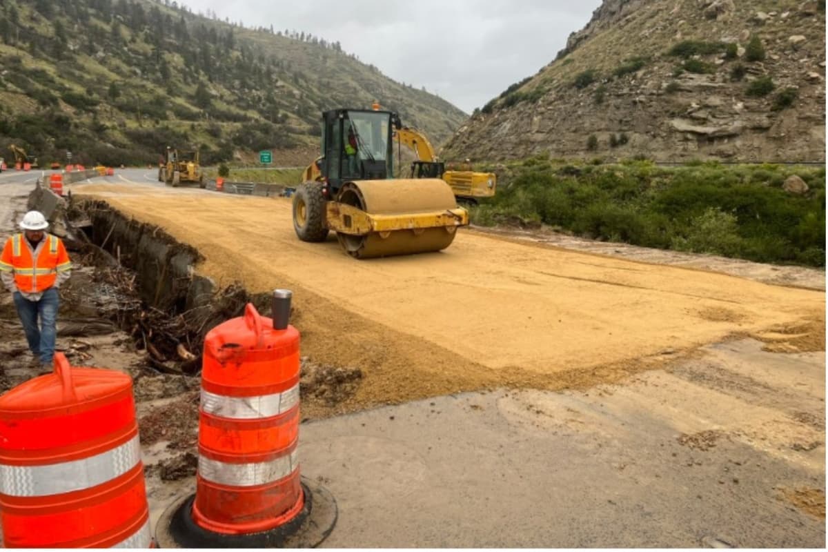 Detallaron que usaron dos pies de relleno para esparcirlo y compactarlo con el fin de tener una superficie de grava en la que puedan pasar los vehículos sin problema de hundirse.
