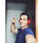 Bravo por él, gracias a ello los años le han sentado de maravilla.