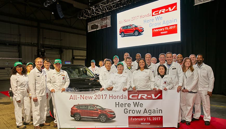 <b>Honda Manufacturing of Indiana</b>
<br>Ubicada en: Greensburg, Indiana.
<br>Inició operaciones en: 2008.
<br>Productos: 
<b>Honda <a href="http://www.univision.com/noticias/honda/fotos-del-honda-civic-si-sedan-2017-fotos" target="_blank">Civic Sedán</a></b> y 
<b><a href="http://www.univision.com/noticias/a-bordo/honda-cr-v-2017-prueba-a-bordo-completa-video" target="_blank">CR-V</a></b>.
<br>Capacidad anual: 250,000 vehículos.
<br>Empleos: > 2,400.
<br>
<br>En la imagen los empleados de Honda Manufacturing of Indiana celebran el inicio de la producción de la nueva generación de la crossover Honda CR-V.