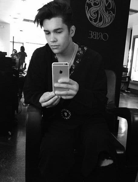 No se asusten, Austin sólo estaba probando algún nuevo look.