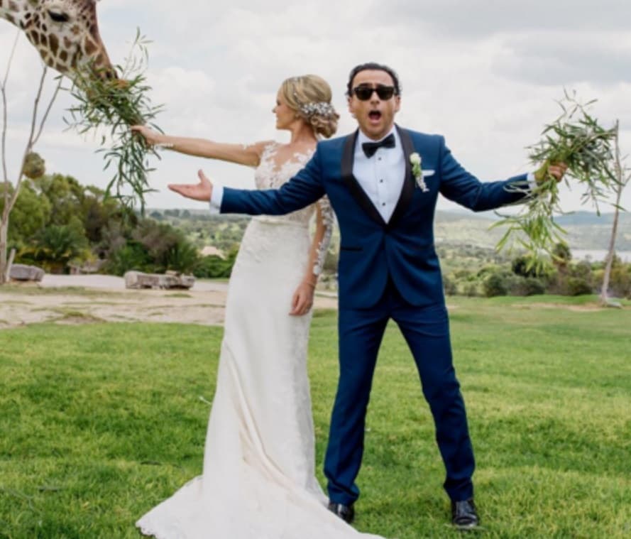 Adal eligió un traje azul oscuro con pañuelo marfil y camisa blanca. Ella un vestido de novia blanco marfil ceñido al cuerpo que lució con un tocado de cabello recogido.