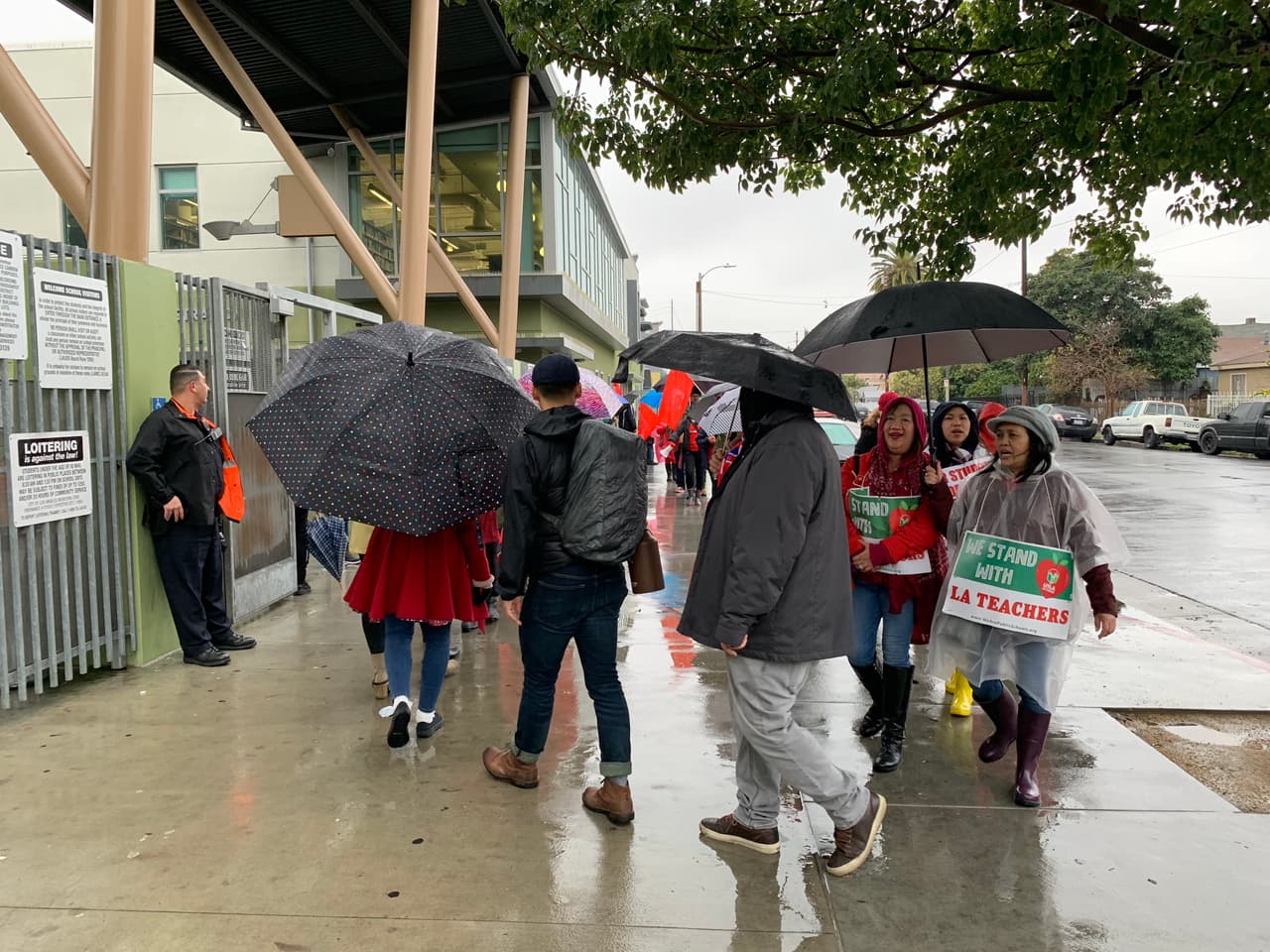 Las escuelas siguen abiertas, pero las clases están paradas, pues el distrito ha contratado un reducido número de personal sustituto que básicamente solo puede cuidar a los alumnos. Los pocos que asisten (menos de un tercio de la población estudiantil) pasan las jornadas viendo películas encerrados en auditorios.