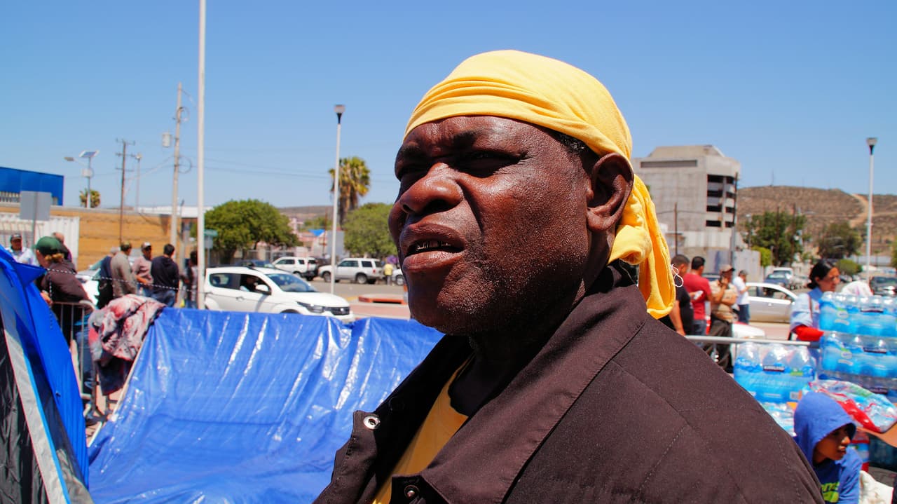 A la caravana se sumaron grupos familiares de todo tipo, desde padres solteros hasta adolescentes menores de edad sin compañía de ningún adulto familiar.