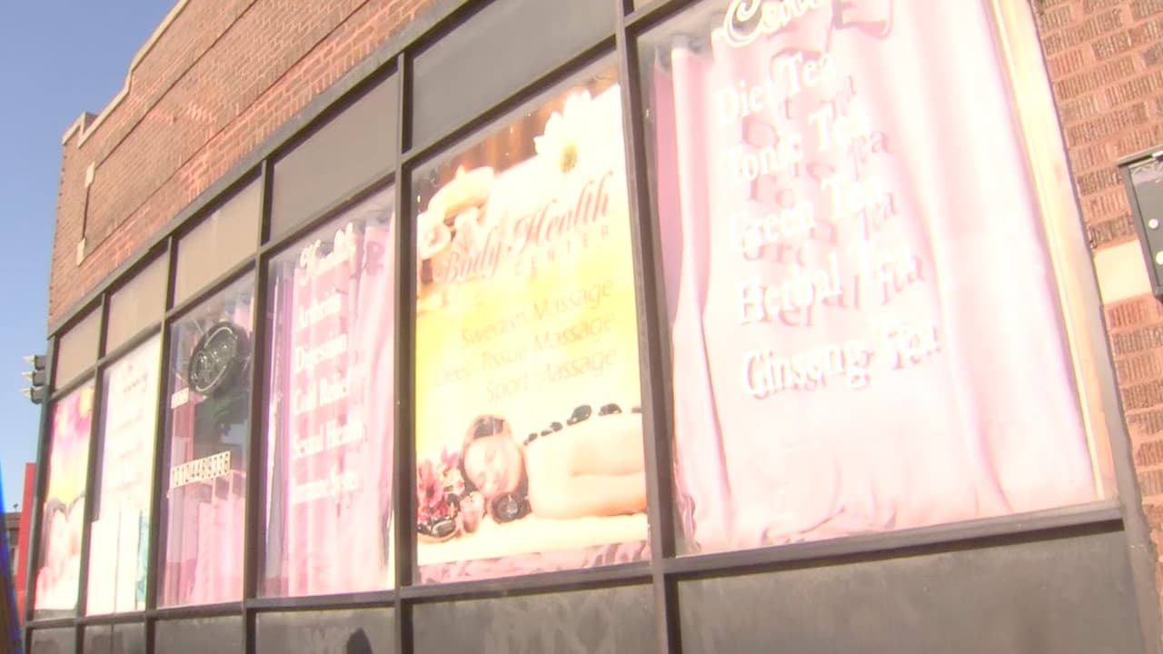 Trabajadora de un SPA es apuñalada por cliente en Brighton Park; la reportan crítica