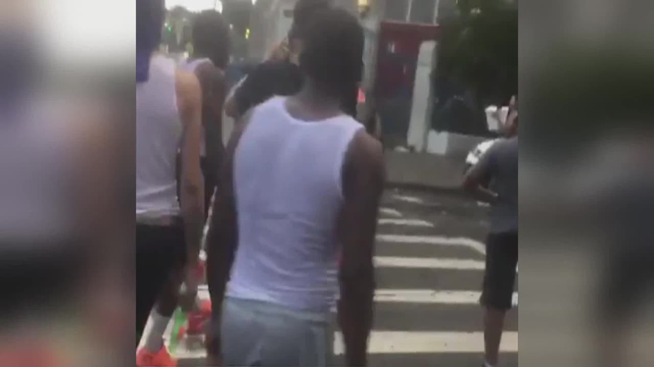 Circula en las redes el video de dos policías mujeres que son rociadas con agua por un grupo de personas en El Bronx