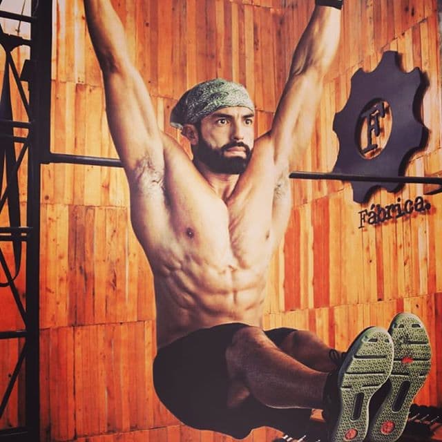 Tal es el caso de Memo Corral, mejor conocido como 'Coach de las estrellas'. Él ingresó al concurso con un físico envidiable, ya que su trabajo de entrenador personal se lo exigía.