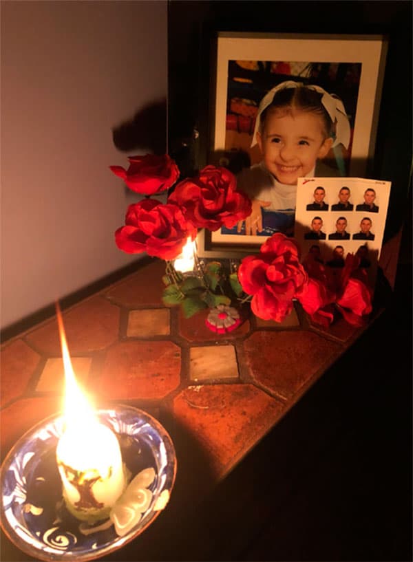 Mientras que 
<b>Antonella cuida el altar que pusieron para el cantante</b> que fue un padre ausente para ella.