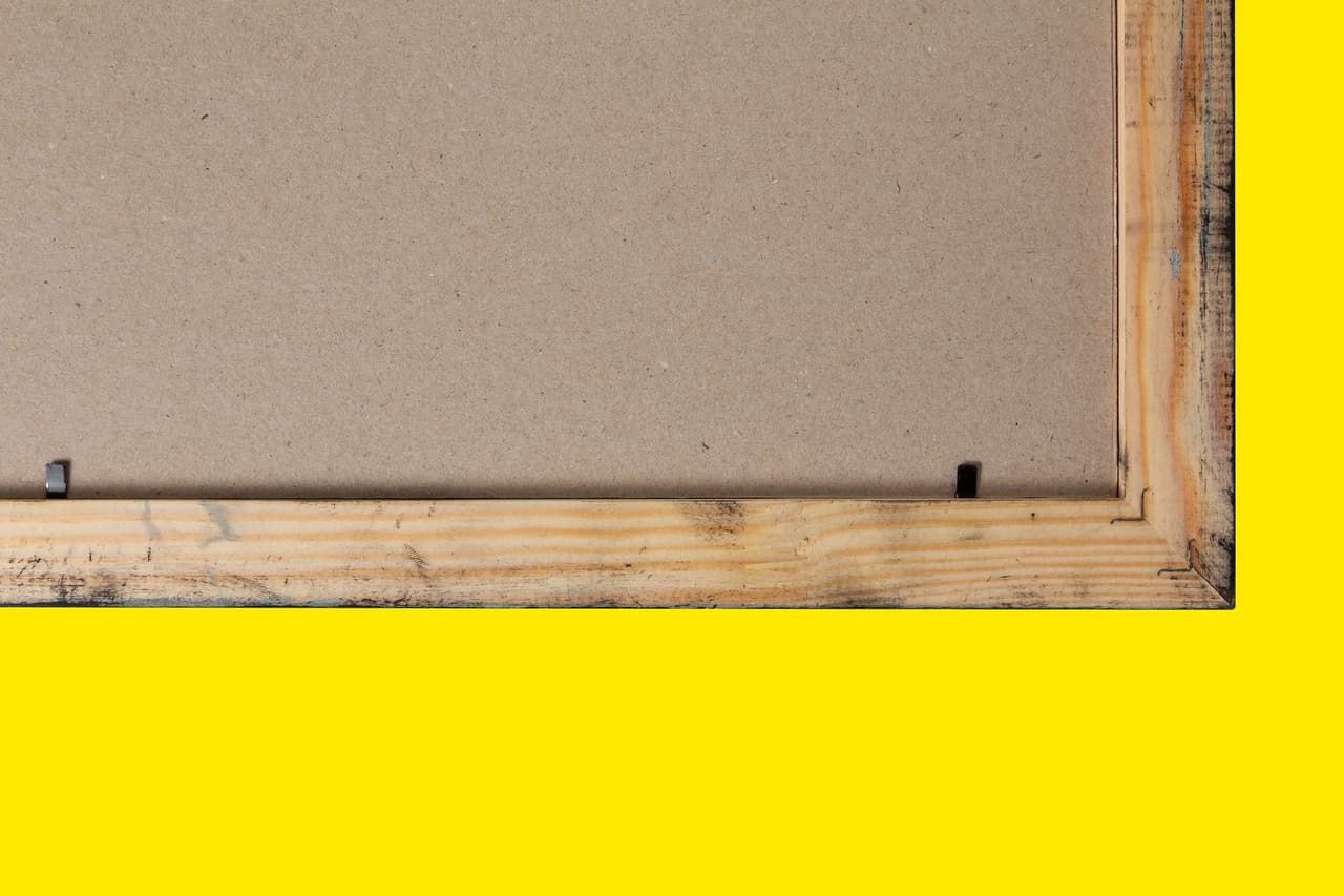 <h3 class="cms-H3-H3">3. Marcos de fotos y pinturas con fondo falso</h3>
<br>
<br>Es posible comprar un marco de fotos que tenga un reverso falso, que puede servir como un lugar para almacenar documentos importantes, efectivo, tarjetas de crédito y cualquier otra cosa que pueda caber físicamente dentro de las dimensiones de un marco de imagen. El problema es que, para un delincuente con experiencia, el reverso falso requiere que el marco sea mucho más grueso que uno normal, por lo que lo vuelve más vulnerable.
<br>