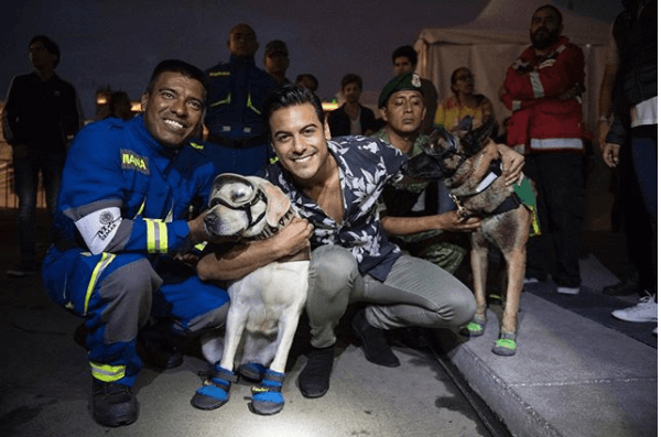 Tras concluir su participación en el escenario de 'Estamos Unidos Mexicanos', Carlos Rivera se retrató con algunos de los binomios caninos que participaron en las labores de búsqueda y rescate en las zonas de desastre en la Ciudad de México, y quienes pertenecen a la Secretaría de Marina de México.